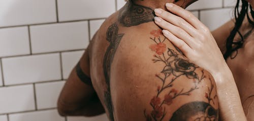 裸体多种族夫妇在淋浴中爱抚 · 免费素材图片