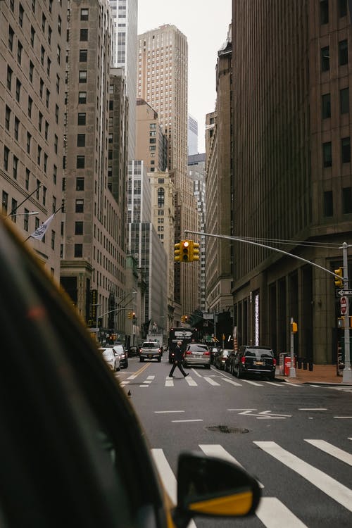 汽车在现代城市的十字路口上等待绿色交通灯 · 免费素材图片