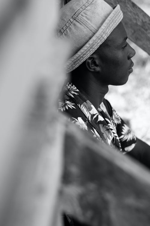 有关垂直拍摄, 摆姿势, 斗帽的免费素材图片