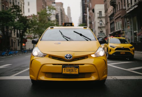 白天去街上的黄色汽车 · 免费素材图片
