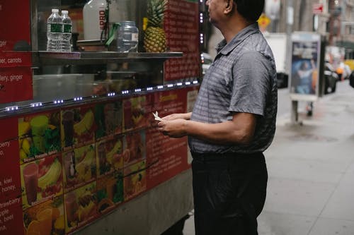 作物站在城市的食物卡车附近的冷静人 · 免费素材图片