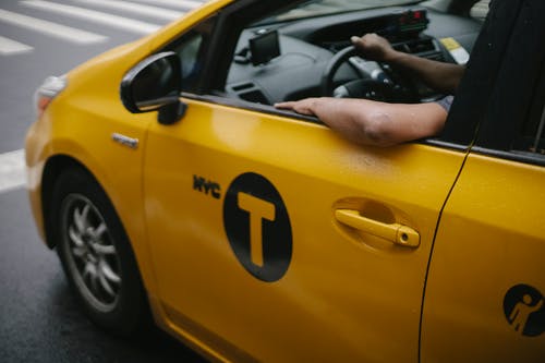 出租车司机在公路上骑车 · 免费素材图片