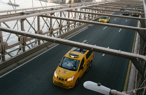 在吊桥上行驶的出租车 · 免费素材图片