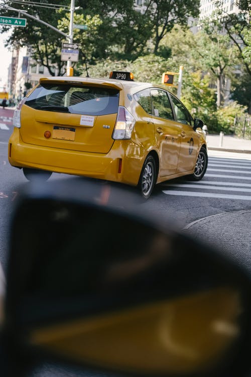 在城市道路上的当代明亮出租车 · 免费素材图片