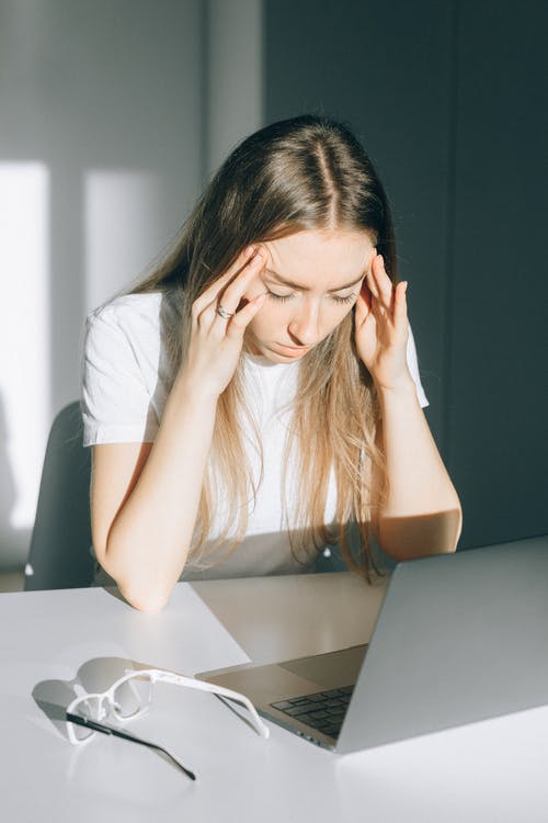 有关坐, 垂直拍摄, 女人的免费素材图片