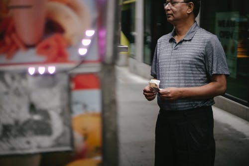 有钱的人在街头食品咖啡馆附近 · 免费素材图片