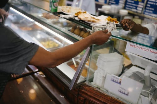 人付钱在咖啡馆里的食物 · 免费素材图片