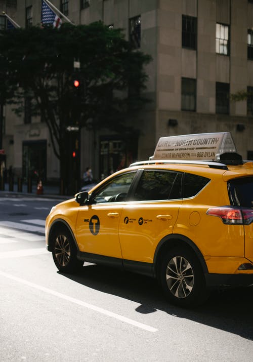 在城市道路上的出租车车 · 免费素材图片