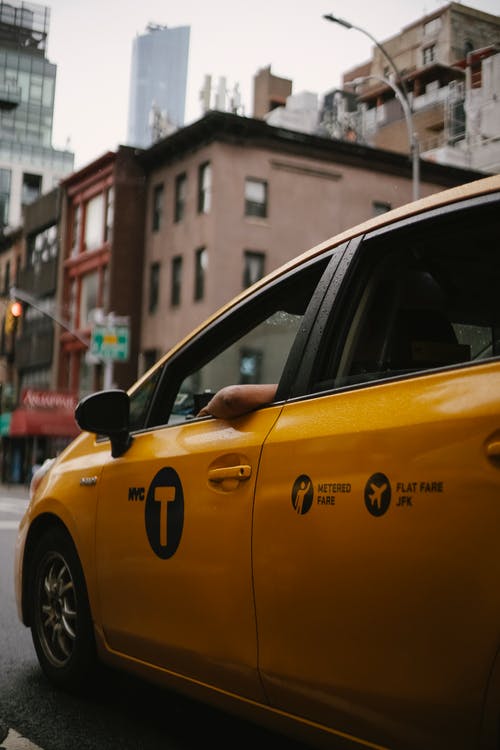 不露面的人在大街上驾驶出租车 · 免费素材图片