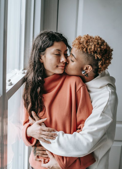 女同性恋夫妇闭着眼睛拥抱 · 免费素材图片