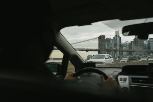 在高速公路上的匿名人士驾驶汽车 · 免费素材图片