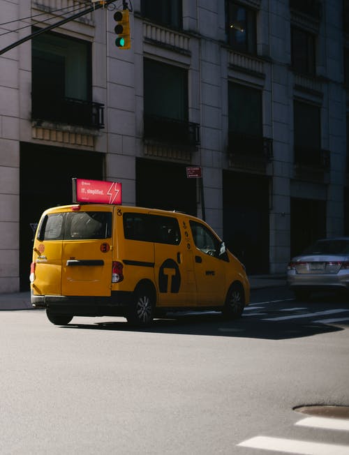 黄色出租车在路上 · 免费素材图片
