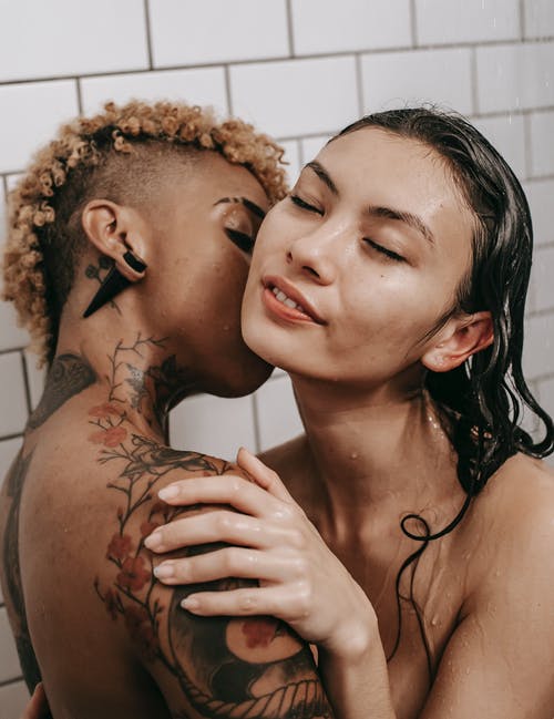 诱人的多样女同性恋夫妇拥抱和亲吻在淋浴 · 免费素材图片