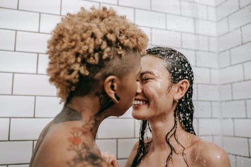 幸福的女同性恋夫妇在淋浴 · 免费素材图片