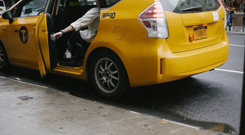 庄稼人关闭出租车门 · 免费素材图片