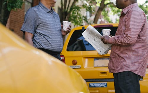作物多民族出租车司机在街上喝咖啡休息时间谈话 · 免费素材图片