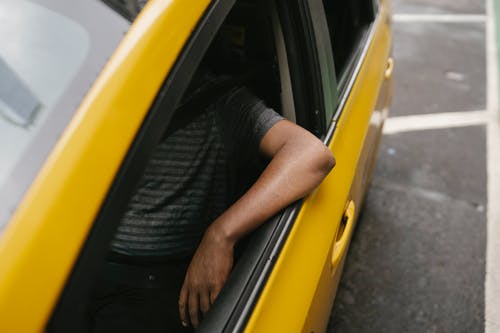出租车在停车场上的族裔男司机 · 免费素材图片