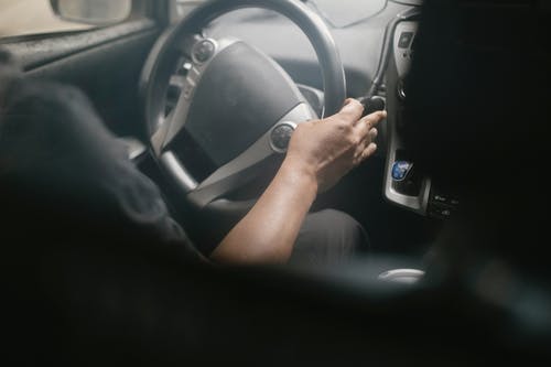 庄稼司机转向汽车方向盘 · 免费素材图片