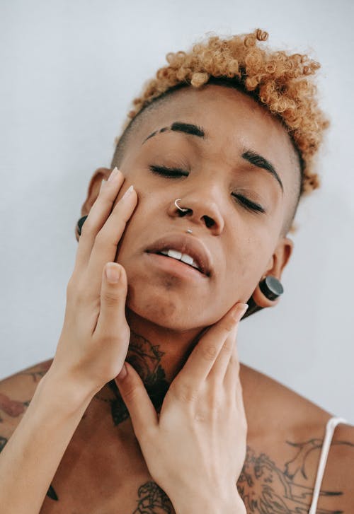 黑女人享受伙伴的感动 · 免费素材图片