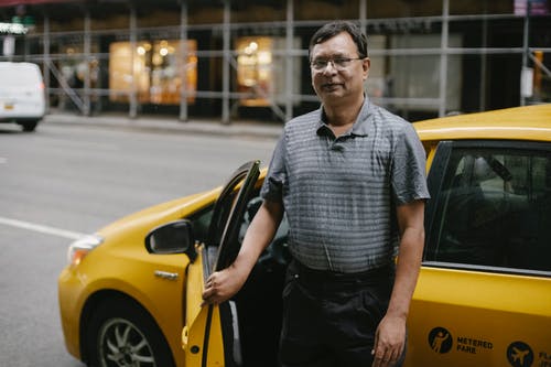 眼镜的成熟男人在黄色出租车 · 免费素材图片