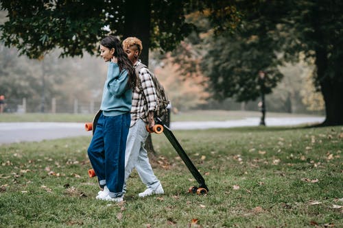 不同的朋友在公园散步 · 免费素材图片