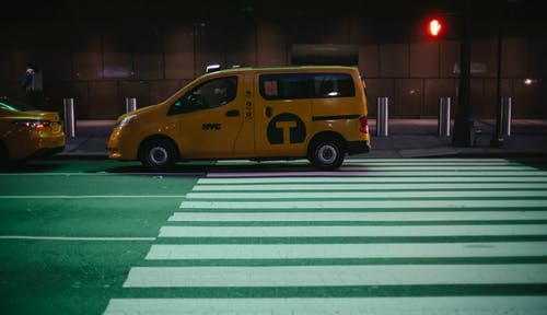 夜间出租车停在城市的街道上 · 免费素材图片