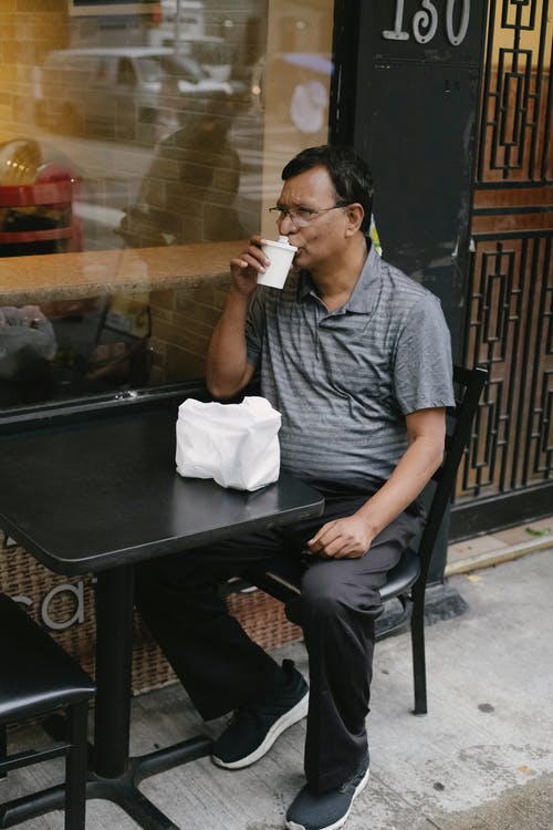 族裔人在街上喝咖啡 · 免费素材图片