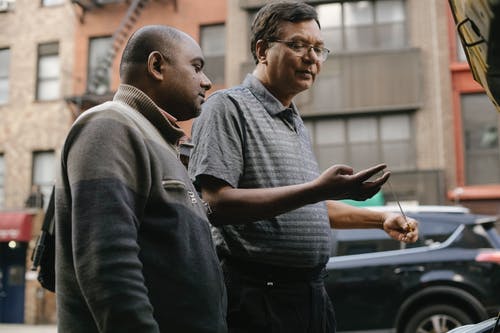 多种族的男性朋友，在城市的街道上聊天 · 免费素材图片