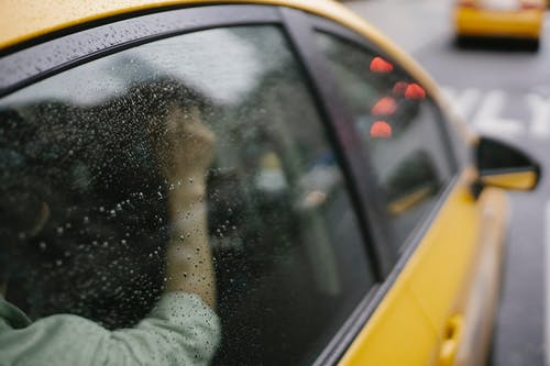 出租车在城市变得面目全非的人 · 免费素材图片