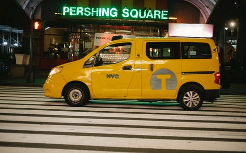 黄色小型货车晚上可以停在城市街道上的咖啡馆附近 · 免费素材图片