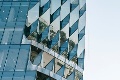 玻璃幕墙的现代建筑立面 · 免费素材图片