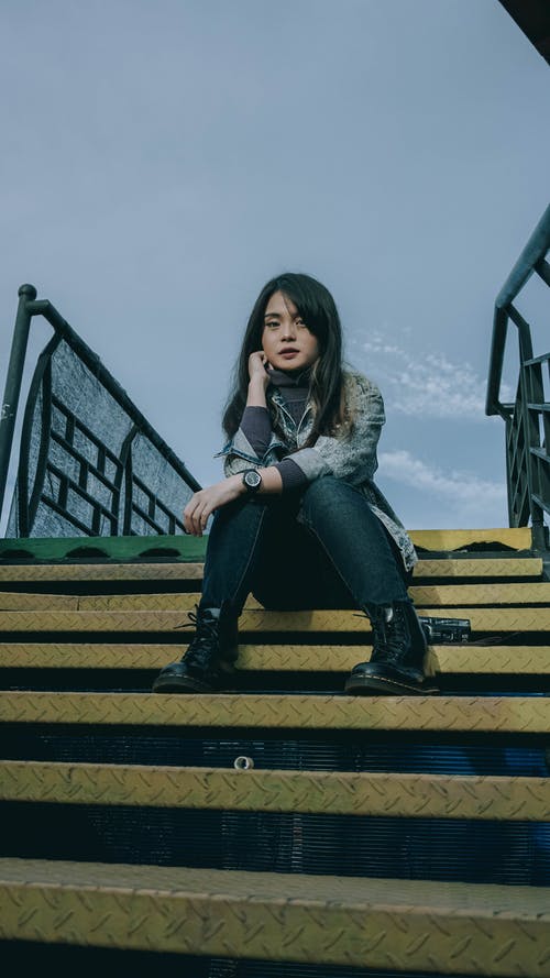 有关坐, 垂直拍摄, 女人的免费素材图片