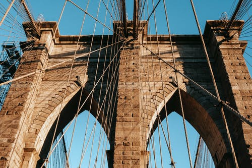 悬索桥用绳索在城市 · 免费素材图片