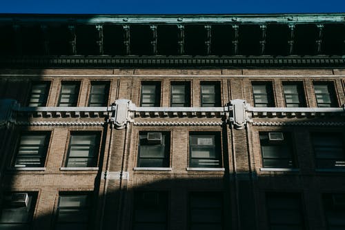 带有檐口的住宅建筑立面 · 免费素材图片