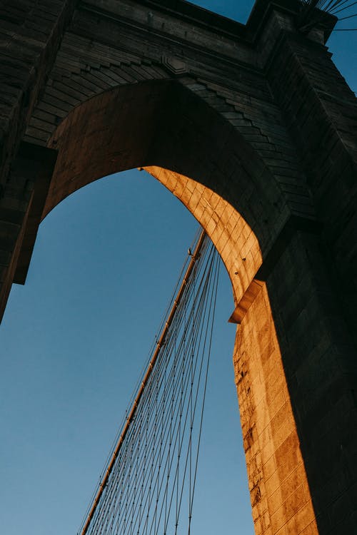 城市悬索桥上的经典门 · 免费素材图片