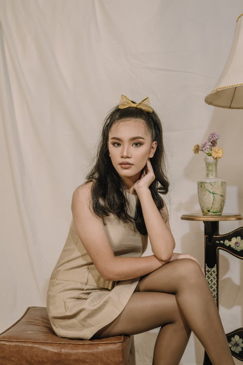 有关交叉的双腿, 优雅, 光鲜亮丽的免费素材图片