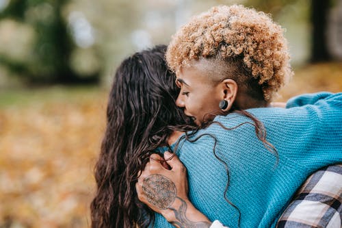 蓝船员领衬衫的女人 · 免费素材图片