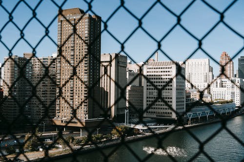 通过金属链链接的高层建筑的现代城市 · 免费素材图片