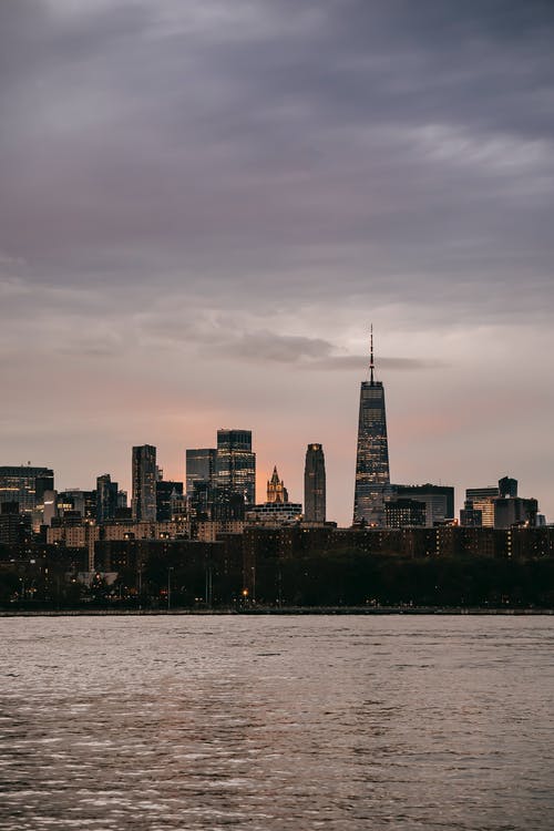 现代大都市城市景观与河岸上的摩天大楼 · 免费素材图片