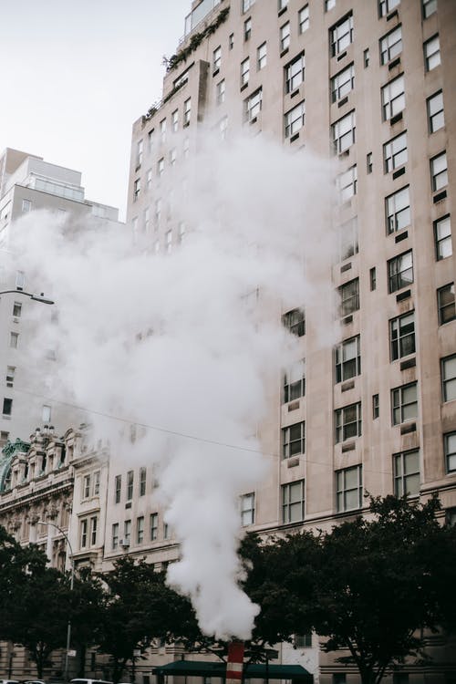 蒸汽从高层建筑在城市街道上的管道 · 免费素材图片
