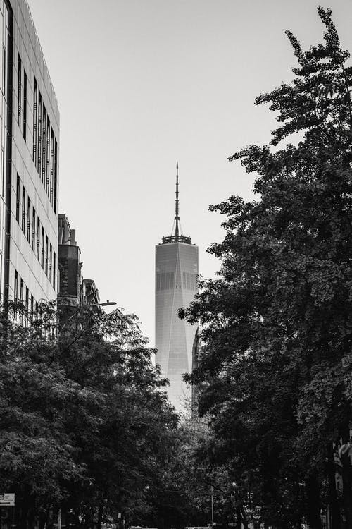现代摩天大楼自由塔放置在大都市的市中心 · 免费素材图片