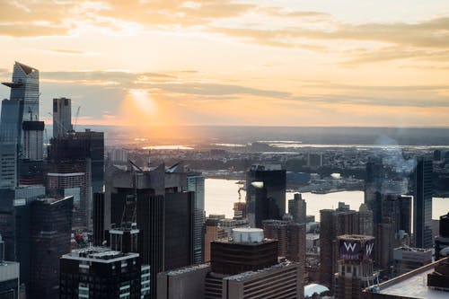 纽约的惊人城市景观与多云的夕阳的天空的摩天大楼 · 免费素材图片