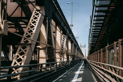 悬臂桥上的人行道在阳光灿烂的日子 · 免费素材图片