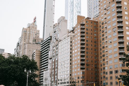 城市景观与大街上的现代摩天大楼 · 免费素材图片