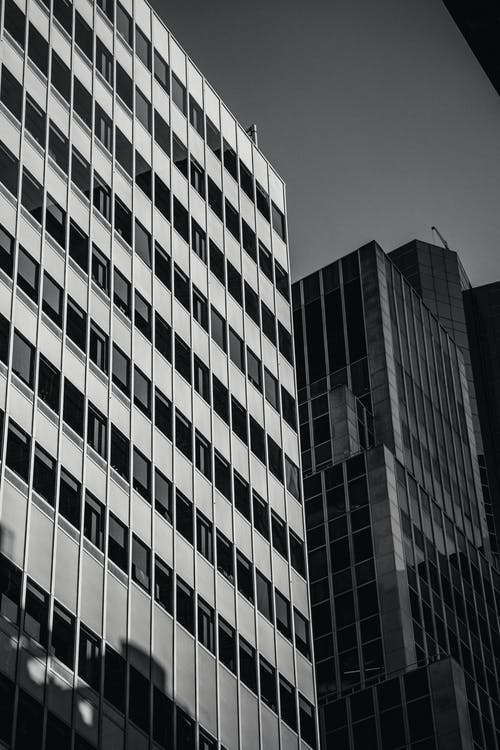 市中心的现代玻璃办公大楼 · 免费素材图片