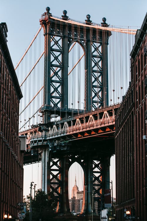 带有金属高拱的吊桥 · 免费素材图片