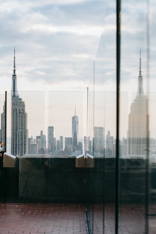 用反射美国的摩天大楼的栅栏建筑屋顶 · 免费素材图片