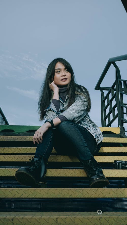 有关低角度拍摄, 坐, 垂直拍摄的免费素材图片