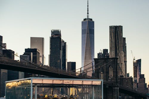 摩天大楼和吊桥的现代城市 · 免费素材图片