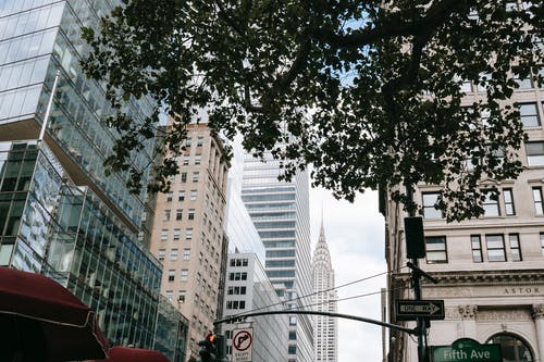 现代城市的街道与摩天大楼 · 免费素材图片